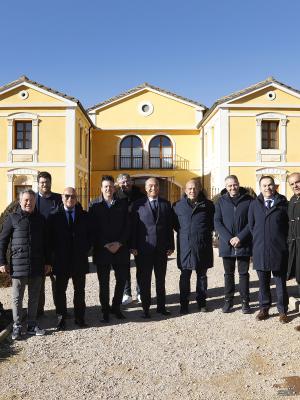 Blecua recibe la visita de las directivas del FC Barcelona y UD Barbastro