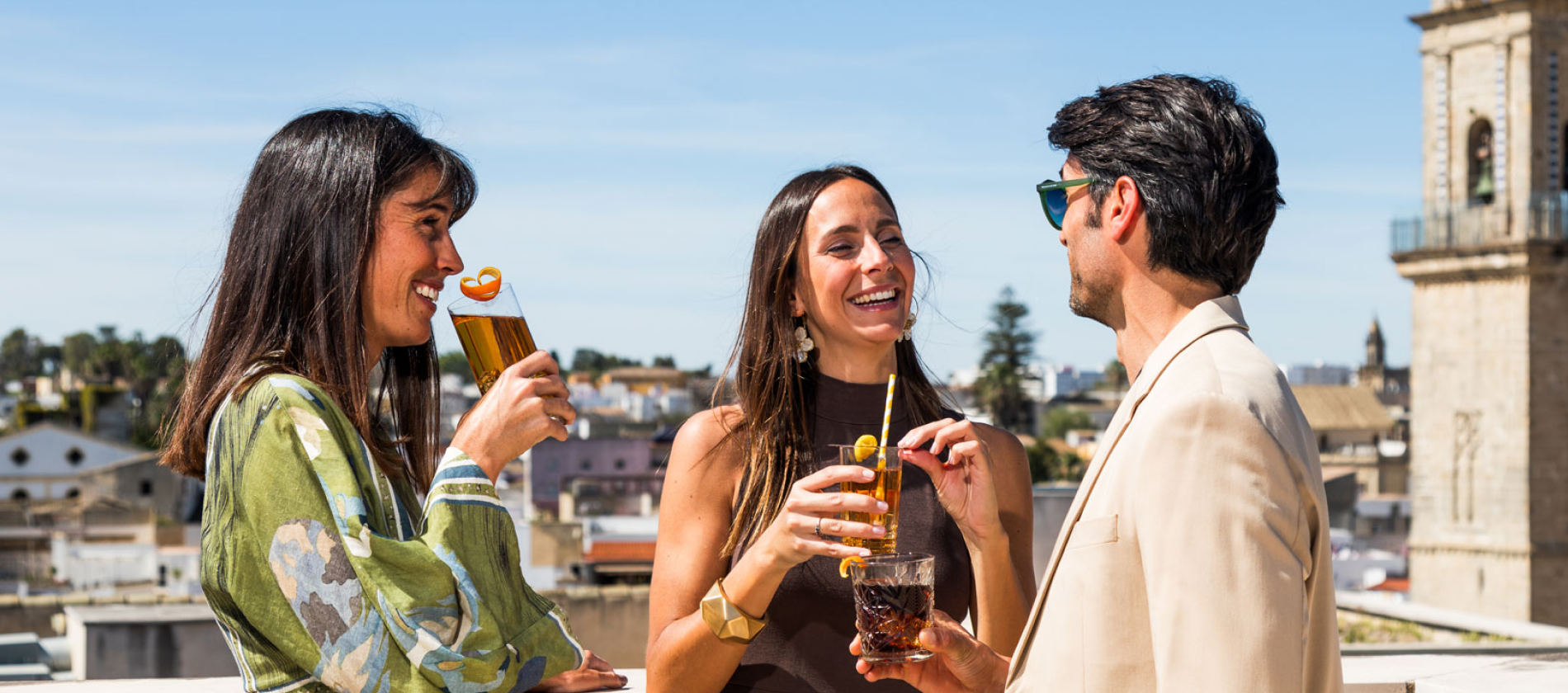 Grupo de amigos bebiendo Soberano