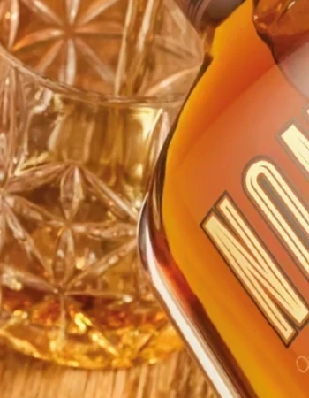 Botella Nomad Whisky bodegón