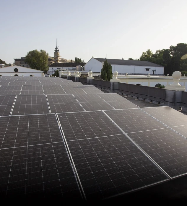 Paneles solares González Byass Jerez autonomía